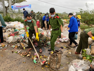 Đoàn viên thanh niên, Đoàn Công an huyện và Bộ đội Đồn Biên phòng Nhơn Lý tham gia thu gom rác thải