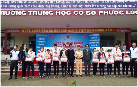 Tặng quà cho các em học sinh tham gia trả lời các câu hỏi về kiến thức ATGT