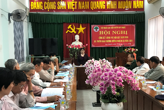 Bà Trần Thị Minh Thâm- Trưởng ban Ban Đại diện Hội NCT huyện phát biểu tại Hội nghị