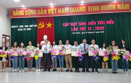 Lãnh đạo huyện tặng giấy khen cho sinh viên tiêu biểu năm 2020