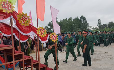 Các thanh niên bước qua cầu vinh quang tại buổi giao nhận quân năm 2020