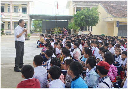 B/s Trương Văn Kỳ – Phó Giám đốc Trung tâm Y tế huyện tuyên truyền các nội dung đến các em học sinh