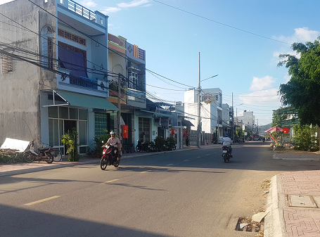 Tuyến đường Lê Công Miễn thuộc khu phố Trung Tín 2, thị trấn Tuy Phước vừa được đầu tư nâng cấp mở rộng