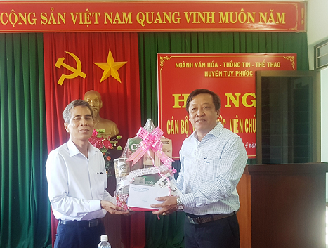 Đồng chí Nguyễn Công Sơn - Giám đốc Đài Phát thanh và Truyền hình Bình Định tặng quà cho Lãnh đạo Trung tâm VH-TT-TT huyện Tuy Phước