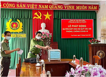 Lãnh đạo Công an huyện Tuy Phước quyên góp ủng hộ Quỹ Vắcxin phòng, chống dịch Covid-19