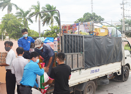 Những chuyến xe chở các mặt hàng của Nhân dân Tuy Phước