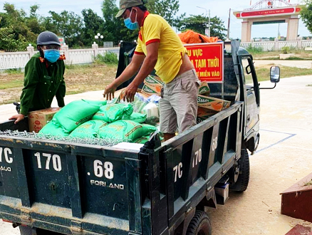 Tổ hậu cần xã vận chuyển lương thực, thực phẩm đến các hộ dân đã đặt mua