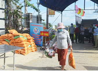 Quang cảnh người dân nhận hàng tại thôn Lạc Điền – xã Phước Thắng