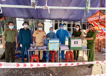 Đoàn công tác của Công an huyện tặng quà tại các chốt kiểm soát dịch trên địa bàn