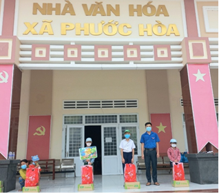 Lãnh đạo Huyện đoàn tặng quà cho các em học sinh vượt khó học giỏi