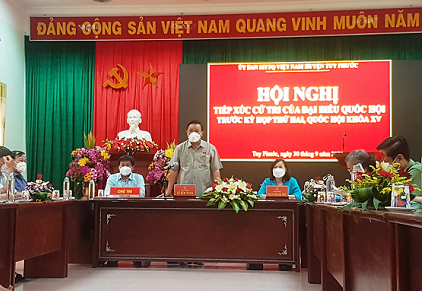 Đại biểu Lê Kim Toàn - Phó Bí thư Thường trực Tỉnh ủy, Trưởng đoàn đại biểu Quốc hội tỉnh phát biểu tại buổi tiếp xúc