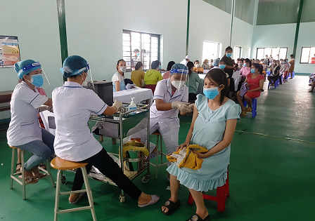 Tiêm ngừa Vaccin cho phụ nữ mang thai tại điểm tiêm chủng Nhà thi đấu đa năng Trường THPT số 1 Tuy Phước