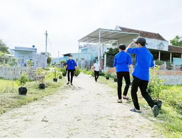 Đoàn xã Phước Thành thực hiện công trình “Vườn hoa thanh niên”