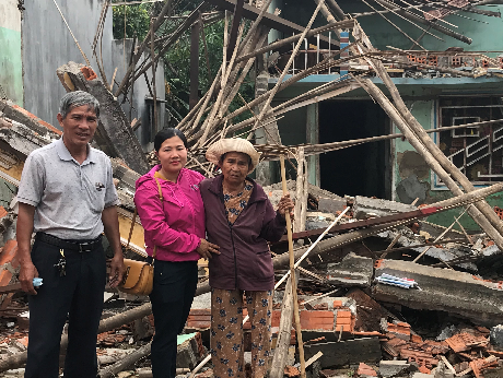 Đoàn kiểm tra của huyện kiểm tra tình trạng nhà ở bị sập của gia đình bà Lương Thị Hoa ở thôn Huỳnh Giản Bắc, xã Phước Hòa