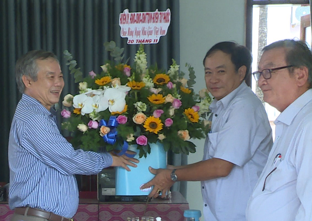 Đồng chí Nguyễn Đình Thuận - Phó Bí thư Thường trực Huyện ủy thăm, tặng quà Trung tâm Chính trị huyện