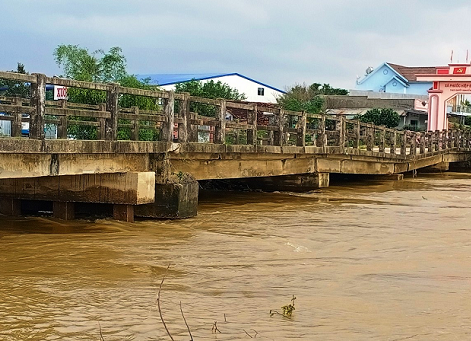 Cầu Đại Hàn bị sụt lún 2 nhịp, hiện chính quyền 2 xã Phước Lộc và Phước Hiệp đã thiết lập rào chắn cấm mọi phương tiện và người dân qua lại