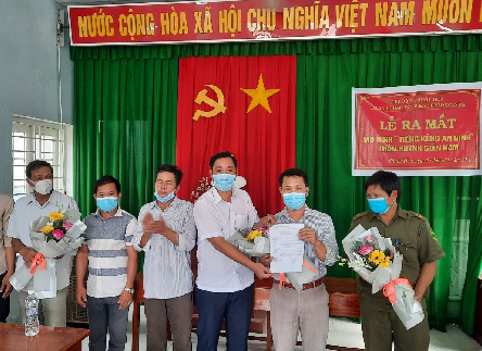 Lãnh đạo UBND xã trao quyết định thành lập Ban điều hành mô hình