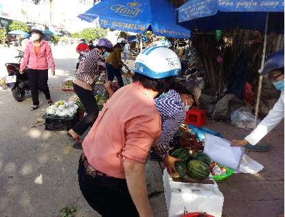 Thành viên mô hình ra quân tuyên truyền nhắc nhở hộ kinh doanh mua bán không lấn chiếm long lề đường làm nơi buôn bán ở khu vực chợ Bồ Đề mới, thị trấn Tuy Phước