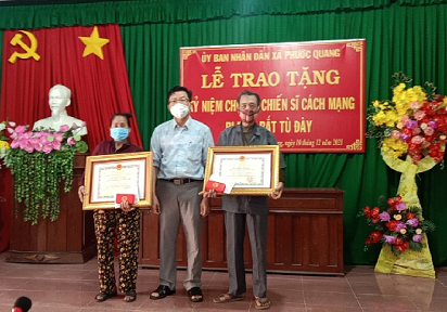 Đồng chí Đoàn Văn Điệp - Bí thư, Chủ tịch UBND xã Phước Quang trao tặng Kỷ niệm chương đến các Chiến sĩ cách mạng