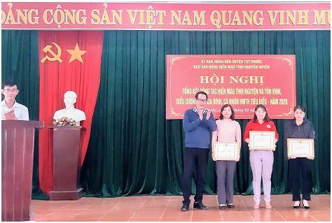 Đồng chí Nguyễn Hùng Tân – Phó Chủ tịch UBND huyện trao tặng cho tập thể có thành tích xuất sắc trong công tác tuyên truyền HMTN năm 2020