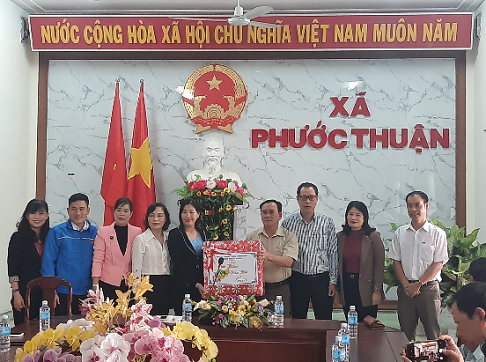 Đ/c Huỳnh Thúy Vân - Phó Chủ tịch HĐND tỉnh thăm và tặng quà xã Phước Thuận