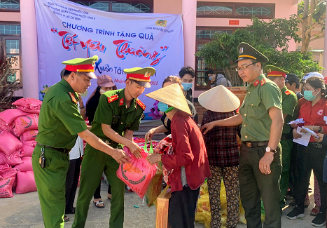 Thượng tá Lê Văn Cang – Trưởng Công an huyện trao tặng quà các hộ gia đình có hoàn cành khó khăn tại xã Phước Thắng