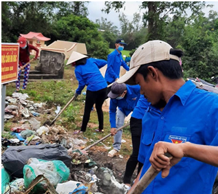 Đoàn thanh niên xã Phước Nghĩa dọn vệ sinh môi trường, xử lý điểm rác tự phát tại thôn Hưng Nghĩa