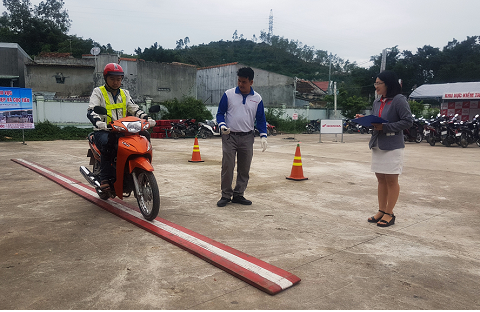 Các đoàn viên thanh niên thực hành lái xe qua máy RT và chạy xe qua ván hẹp