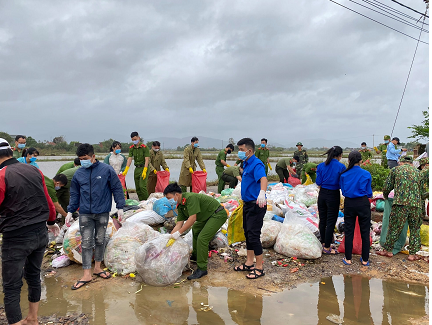 Đoàn viên thanh niên tổ chức thu gôm rác thải