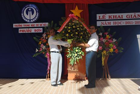 Đồng chí Nguyễn Minh Trung – Bí thư Huyện ủy tặng lẵng hoa chúc mừng thầy và trò trường THCS số 1 Phước Sơn