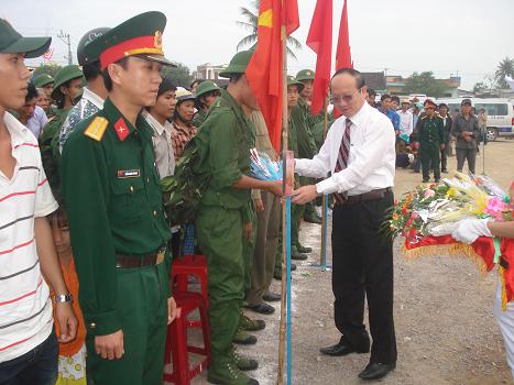 Ông Lê Hữu Lộc, Phó Bí thư Tỉnh ủy, Chủ tịch UBND tỉnh, Chủ Tịch HĐNVQS tỉnh Bình Định tặng hoa và động viên các thanh niên lên đường nhập ngũ