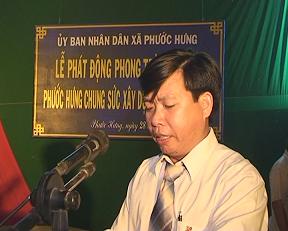 Đ/c Dương Minh Tân, Chủ tịch UBND xã Phước Hưng đọc diễn văn phát động “Chung sức xây dựng nông thôn mới” trên địa bàn xã.