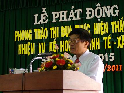 Đ/c Nguyễn Đình Huệ - Chủ tịch UBND huyện đọc diễn văn phát động phong trào thi đua thực hiện thắng lợi nhiệm vụ kế hoạch phát triển kinh tế - xã hội 5 năm (2011-2015) của huyện