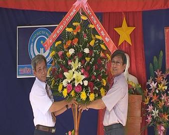 Đ/c Nguyễn Minh Trung trao tặng lẵng hoa chúc mừng năm học mới cho Trường THCS số 1 Phước Sơn