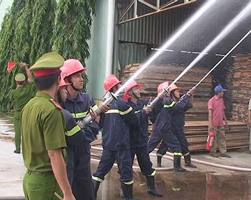 Lực lượng chữa cháy dùng máy bơm lăng vòi, bình chữa cháy tiến hành dập lửa tại buổi diễn tập