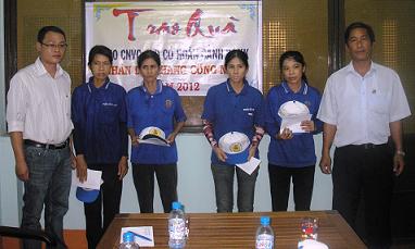 Liên đoàn Lao động huyện Tuy Phước phối hợp cùng Ban Giám đốc của các công ty TNHH khu vực ngoài quốc doanh tổ chức tặng quà cho các công nhân lao động có hoàn cảnh đặc biệt khó khăn