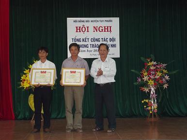 Đồng chí Phạm Tích Hiếu, Phó Chủ tịch UBND huyện trao giấy khen cho 2 liên đội xuất sắc cấp Trung ương