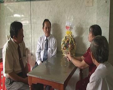 Lãnh đạo huyện Tuy Phước thăm tặng quà thầy cô giáo nhân ngày 20.11