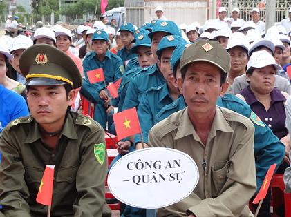 Lực lượng dân quân dự lễ phát động xã Phước Nghĩa xây dựng “Xã văn hóa- Nông thôn mới”