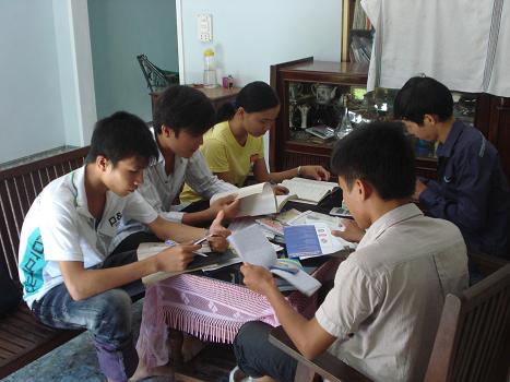 Các sĩ tử ở trọ miễn phí tại nhà bà Phạm Thị Dư đang ôn lại bài trước ngày thi  (Ảnh chụp sáng 3.7) 