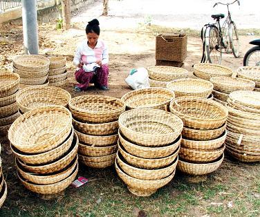 Nông dân địa phương vay vốn QTDND xã Phước Hưng làm hàng mỹ nghệ xuất khẩu.