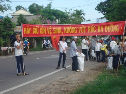 Đoàn viên thanh niên và học sinh huyện Tuy Phước tổ chức trồng cây xanh và thu gom rác thải nhân ngày Môi trường thế giới