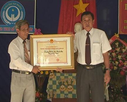 Đ/c Trần Hữu Tường- Trưởng phòng Phòng Giáo dục & Đào tạo huyện (phải) trao Bằng công nhận Trường chuẩn Quốc gia cho Trường THCS số 1 Phước Sơn.