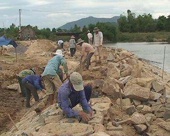 Phước Hưng đang thi công công trình đê sông Gò Chàm