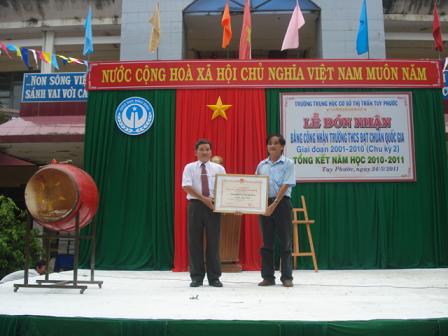 Ông Khưu Đại Lợi – Phó Trưởng phòng Phòng GD&ĐT huyện được sự ủy quyền trao Bằng công nhận trường Chuẩn Quốc gia cho Trường THCS thị trấn Tuy Phước