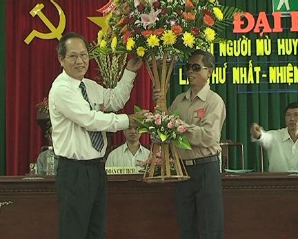 Đồng chí Phạm Tích Hiếu, Phó Chủ tịch UBND huyện trao lẵng hoa chúc mừng Đại hội