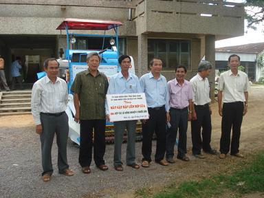 Lãnh đạo Sở NN&PTNT và UBND huyện Tuy Phước trao tặng máy gặt đập liên hợp lúa cho Ban Chủ nhiệm HTXNN Phước Sơn 2 ( Ảnh: Xuân Vinh)