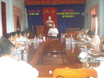 Đ/c Nguyễn Minh Trung, Bí thư Huyện ủy phát biểu chỉ đạo cuộc họp trực báo
