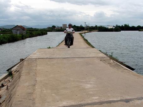 Công trình đường bê tông thôn Huỳnh Giản Bắc xã Phước Hòa, xây dưng bằng nguồn vốn bãi ngang của Chính Phủ đưa vào sử dụng năm 2009