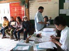 Bộ phận Một cửa xã Phước Sơn đang giải quyết thủ tục hành chính liên quan đến yêu cầu công dân.